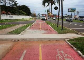 Ciclista cai ao passar por ciclovia bloqueada por passarela elevada Ciclista cai ao passar por ciclovia bloqueada por passarela elevada