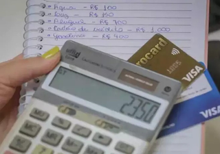 Endividamento cresce e j&aacute; compromete renda de 72% da Capital