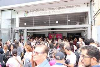 Estagiária dá com a “cara na porta” em dia de paralisação de professores Estagiária dá com a “cara na porta” em dia de paralisação de professores