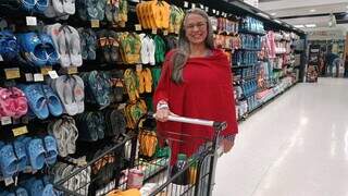Com jogo rolando, clientes aproveitam mercado vazio para fazer compras Com jogo rolando, clientes aproveitam mercado vazio para fazer compras