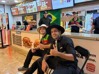 Shopping fecha lojas e pra&ccedil;a de alimenta&ccedil;&atilde;o lota para jogo da Sele&ccedil;&atilde;o