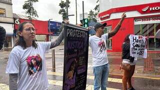 Sob chuva, famílias protestam e pedem justiça após mortes em UPAs Sob chuva, famílias protestam e pedem justiça após mortes em UPAs