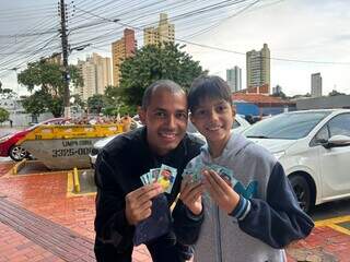 Nem chuva e jogo do Brasil afastam crianças da troca de figurinhas Nem chuva e jogo do Brasil afastam crianças da troca de figurinhas