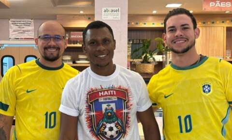 Cercado de brasileiros, haitiano aposta R$ 250 contra Brasil na pr&oacute;xima partida