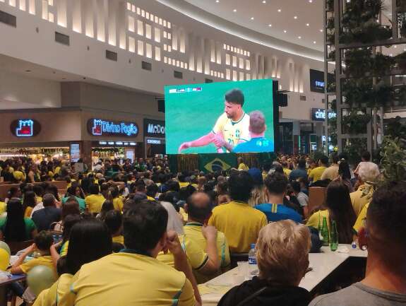 De olho no tel&atilde;o, torcedores pedem Endrick e combatem ansiedade com chopp a 1,99