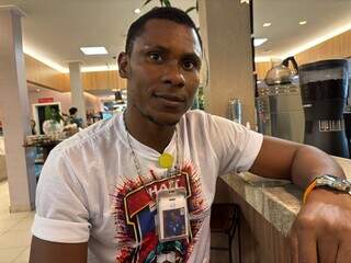 Cercado de brasileiros, haitiano aposta R$ 250 contra Brasil na próxima partida Cercado de brasileiros, haitiano aposta R$ 250 contra Brasil na próxima partida