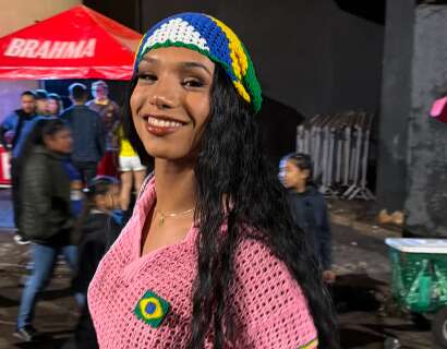 Do croch&ecirc; ao brilho, torcida caprichou no look para a estreia na Copa