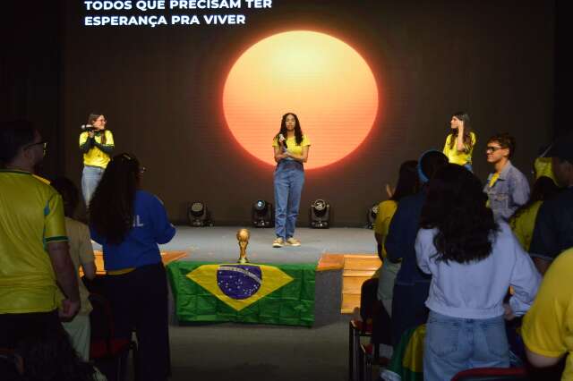 Brasil entra em campo e igreja transforma culto em torcida pelo hexa