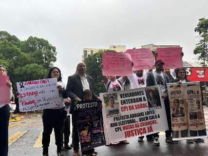 Sob chuva, fam&iacute;lias protestam e pedem justi&ccedil;a ap&oacute;s mortes em UPAs