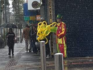 Chuva atrapalha, mas não esfria o comércio em clima de Copa no Centro Chuva atrapalha, mas não esfria o comércio em clima de Copa no Centro