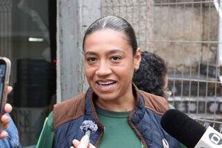 “Agora é procurar o namorado”: Débora comemora aliança do bolo de Santo Antônio “Agora é procurar o namorado”: Débora comemora aliança do bolo de Santo Antônio