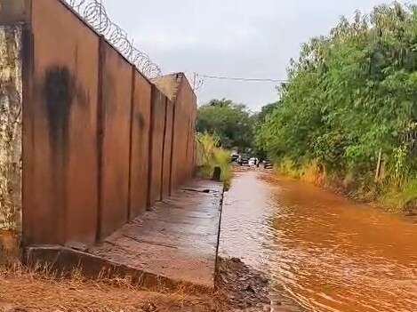 Temporal transforma estrada em rio e isola trecho na Ch&aacute;cara dos Poderes