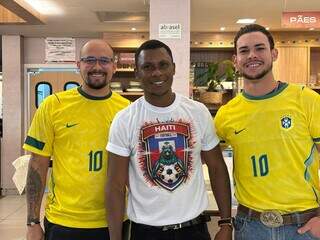 Cercado de brasileiros, haitiano aposta R$ 250 contra Brasil na próxima partida Cercado de brasileiros, haitiano aposta R$ 250 contra Brasil na próxima partida