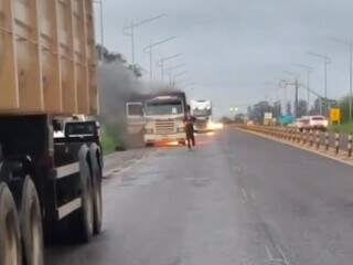 Superaquecimento de pneu provoca incêndio em carreta na BR-376 Superaquecimento de pneu provoca incêndio em carreta na BR-376