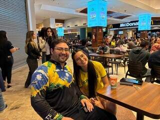 Shopping fecha lojas e pra&ccedil;a de alimenta&ccedil;&atilde;o lota para jogo da Sele&ccedil;&atilde;o