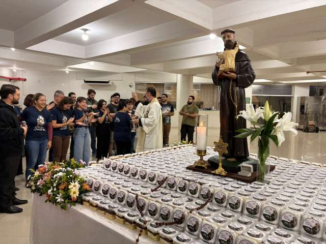 Tradi&ccedil;&atilde;o de alian&ccedil;a em bolo de Santo Ant&ocirc;nio come&ccedil;ou em 1999