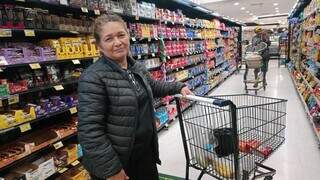 Com jogo rolando, clientes aproveitam mercado vazio para fazer compras Com jogo rolando, clientes aproveitam mercado vazio para fazer compras