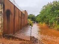 Temporal transforma estrada em rio e isola trecho na Ch&aacute;cara dos Poderes