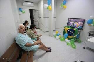 No hospital, pacientes esquecem doença e internação na torcida pelo hexa No hospital, pacientes esquecem doença e internação na torcida pelo hexa