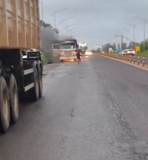 Superaquecimento de pneu provoca inc&ecirc;ndio em carreta na BR-376