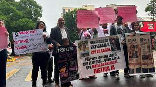 Sob chuva, famílias protestam e pedem justiça após mortes em UPAs Sob chuva, famílias protestam e pedem justiça após mortes em UPAs