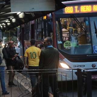 Na corrida contra o rel&oacute;gio, trabalhadores deixam o Centro para ver jogo 