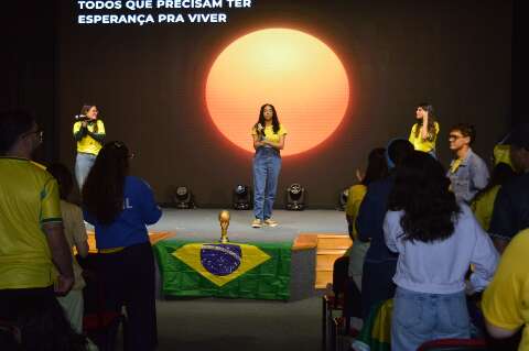 Brasil entra em campo e igreja transforma culto em torcida pelo hexa