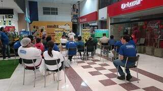 Com jogo rolando, clientes aproveitam mercado vazio para fazer compras Com jogo rolando, clientes aproveitam mercado vazio para fazer compras