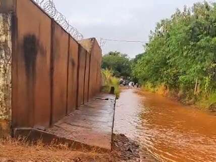 Temporal transforma estrada em rio e isola trecho na Ch&aacute;cara dos Poderes