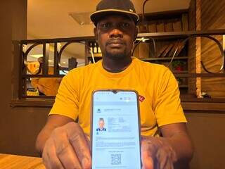 Cercado de brasileiros, haitiano aposta R$ 250 contra Brasil na próxima partida Cercado de brasileiros, haitiano aposta R$ 250 contra Brasil na próxima partida