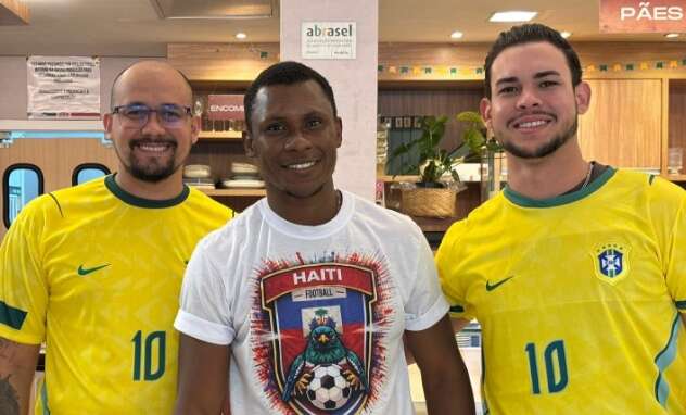 Cercado de brasileiros, haitiano aposta R$ 250 contra Brasil na pr&oacute;xima partida