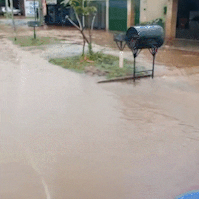 Enxurrada alaga ruas da Capital e moradores cobram obras prometidas h&aacute; anos