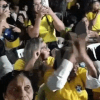 Mesmo com &Eacute;derson no banco, fam&iacute;lia vibra com estreia do Brasil na Copa