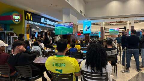Shopping fecha lojas e pra&ccedil;a de alimenta&ccedil;&atilde;o lota para jogo da Sele&ccedil;&atilde;o