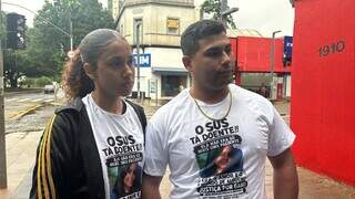Sob chuva, famílias protestam e pedem justiça após mortes em UPAs Sob chuva, famílias protestam e pedem justiça após mortes em UPAs