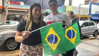 Chuva atrapalha, mas não esfria o comércio em clima de Copa no Centro Chuva atrapalha, mas não esfria o comércio em clima de Copa no Centro