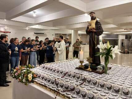 Tradi&ccedil;&atilde;o de alian&ccedil;a em bolo de Santo Ant&ocirc;nio come&ccedil;ou em 2002
