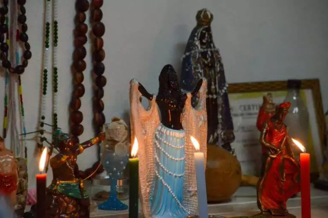 Vela acesa e pensamento firme viram amuletos espirituais pelo hexa