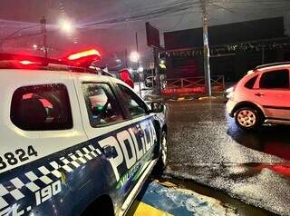 Em noite de temporal, PM fiscaliza 10 bares e conveniências em operação Em noite de temporal, PM fiscaliza 10 bares e conveniências em operação