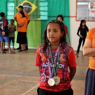 Aos 10 anos, Maria Lu&iacute;za alcan&ccedil;a ouro no badminton e vira orgulho na periferia