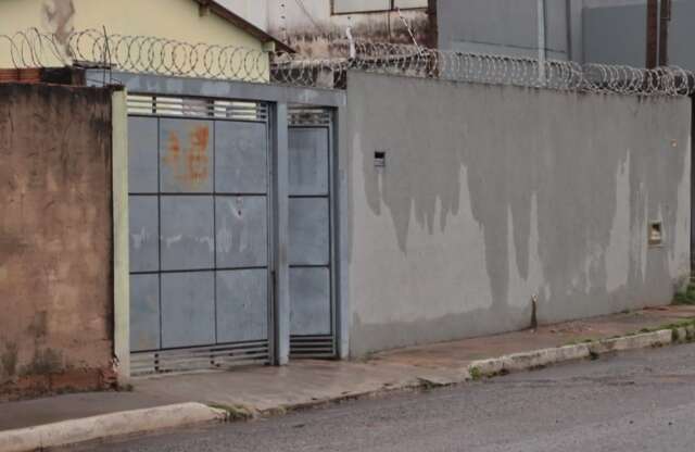 Homem &eacute; encontrado morto com sinais de espancamento dentro de casa