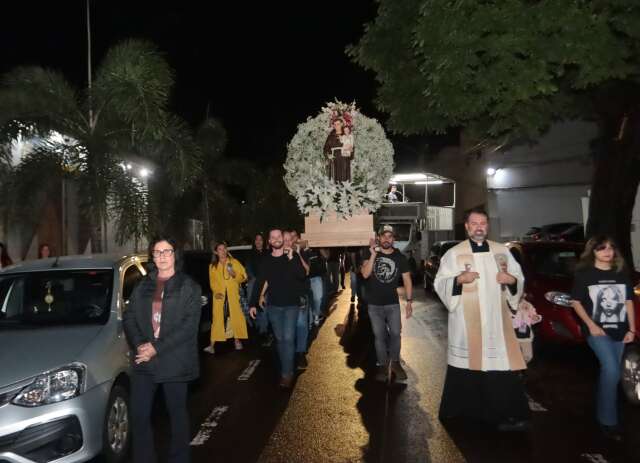 Mesmo com tempo chuvoso, fi&eacute;is carregam santo de 360 kg da catedral &agrave; pra&ccedil;a