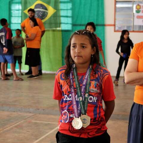 Aos 10 anos, Maria Lu&iacute;za alcan&ccedil;a ouro no badminton e vira orgulho na periferia