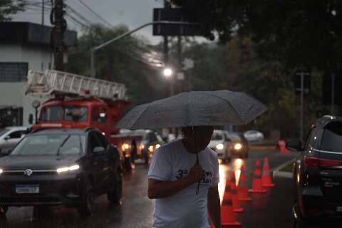 Sob alerta de tempestade, chuva volta a atingir Campo Grande neste domingo