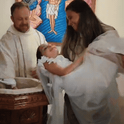 Aos 6 anos, Elo&aacute; estreou nova pia batismal da Perp&eacute;tuo Socorro