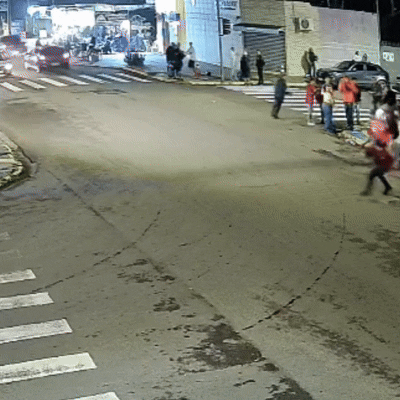 Encapuzado perseguiu rapaz por rua ap&oacute;s tiros em conveni&ecirc;ncia lotada