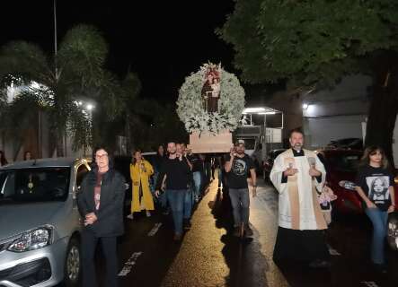 Mesmo com tempo chuvoso, fi&eacute;is carregam santo de 360 kg da catedral &agrave; pra&ccedil;a