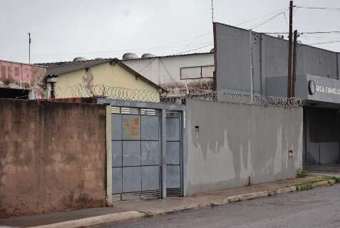 Homem &eacute; encontrado morto com sinais de espancamento dentro de casa