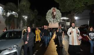 Mesmo com tempo chuvoso, fiéis carregam santo de 360 kg da catedral à praça Mesmo com tempo chuvoso, fiéis carregam santo de 360 kg da catedral à praça