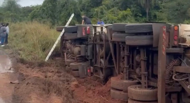 Motorista tenta desviar de buracos e carreta tomba na rodovia em Anauril&acirc;ndia